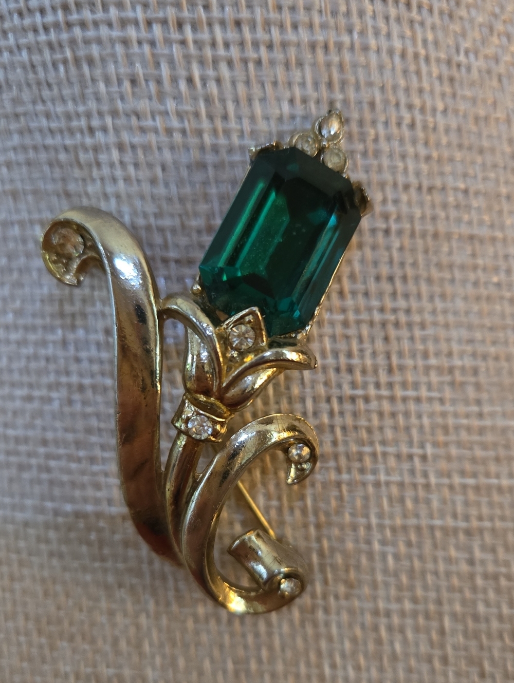 Coro Gold-Tone Brooch with Emerald Green Crystal And Rhinestones - Picture 2 of 5